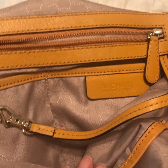 Michael Kors leather handbag. - Picture 6 of 7